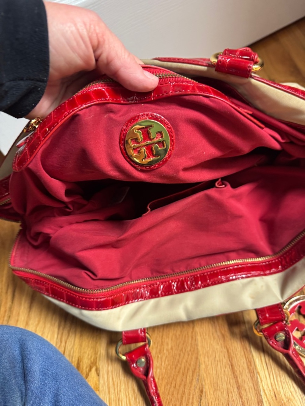 Tory Burch Red Croc-Embossed & Cream Shoulder Bag with Logo Charm - Picture 4 of 4